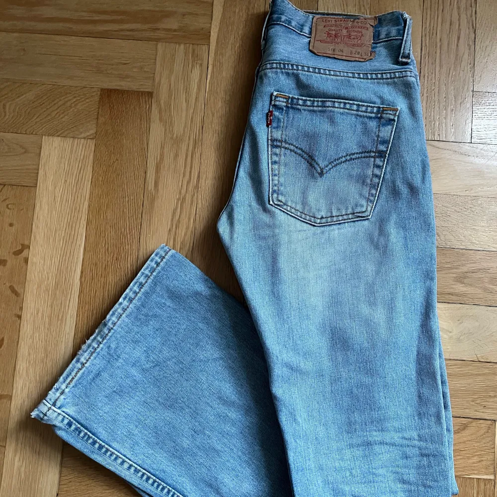 Jätte fina vintage Levis jeans i bra skick!  Mått:  36cm (sista bilden) Innerbenslängd: 85 💕🌸  . Jeans & Byxor.
