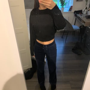 Svart stickad tröja  - Svart stickad tröja från zara. Köptes nyligen och använd typ två gånger, topp skick. Inga defekter eller så. Köparen står för frakt💞💞 