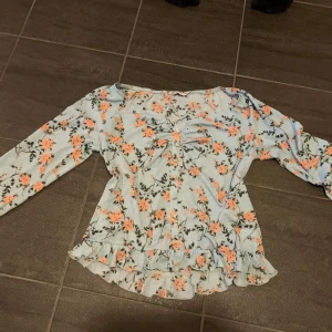 Blommig blus - Blommig blus från cubus. Säljer då den blivit för stor för mig. Använd ett par gånger, bra skick. Köparen står för frakt. 