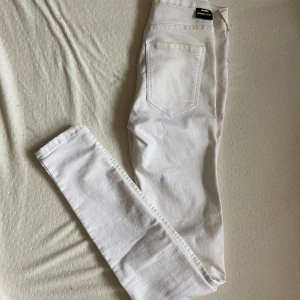 Slimfit jeans - Vita tajta jeans från dr denim i storlek S. Aldrig använda. Storlek S.🌸 Stretchiga!!! Säljes pga för små. 