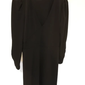 Vero Moda klänning/tunika  - Oanvänd klänning/tunika från Veto Moda i stl xs med draperade ärmar. V-ringad och lite klockad nertill. Frakt betalas av köparen.