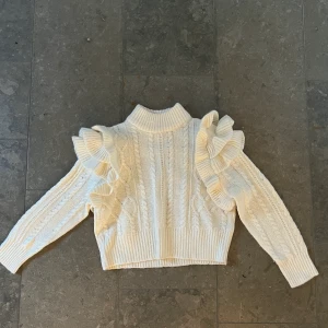 Gina tricot stickad tröja - Vit, kort modell, knappt använd. Det är många som är intresserade så jag tänker starta en budgivning 😊