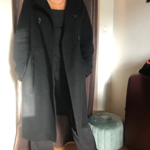 Fin kappa från Zara Woman  - Kappan är fin och elegant . Använd vid få tillfällen. Storleken är L men fungerar fin även som S