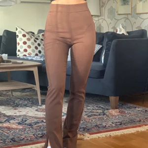 Bianca x Nelly  - Superfina byxor som tyvärr är för långa, jag är 161cm lång