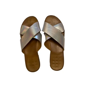 Sandaler - Fina platta sandaler i äka läder med sirlvriga remmar