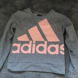 Adidas tröja - Grå tröja med rosa tryck från adidas. Köparen står för frakten! 💖