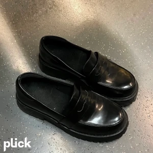 Fina skor - Så fina och söta kostymskor! Som nya, använd ca 2 ggr☺️ De är i storlek 37 men är lite stora så jag skulle säga att de passar någon som har 38. Inga defekter. Köp direkt för 300! 💗