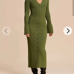 Adoore långklänning - grön stickad  - En fin enkel klänning som du kan klä upp samt ner  Fåtal ggr använd   Vill du ha en bild på den jag har, så skicka ett meddelande