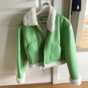 Jacka - Säljer denna jackan då jag inte använder den, nyskick. 