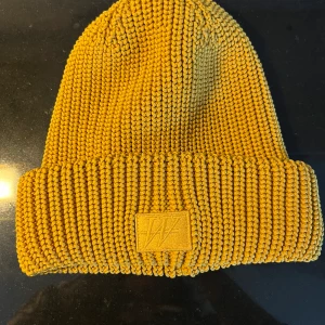 Carin Wester mössa - Helt oanvänd Carin Wester mössa i senapsgul, jätte fin o mysig. Har en likadan i grönt som jag använder hela tiden så därför denna inte kommer till användning. Nypris 399kr säljer för 100kr