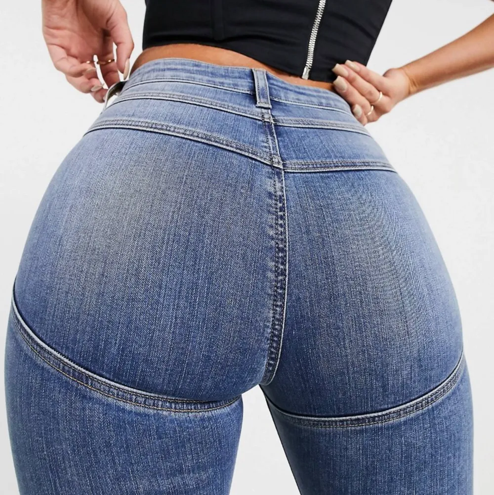 Svarta, skulpterande utsvängda jeans med hög midja. Nya. Storlek 28/32 . Jeans & Byxor.