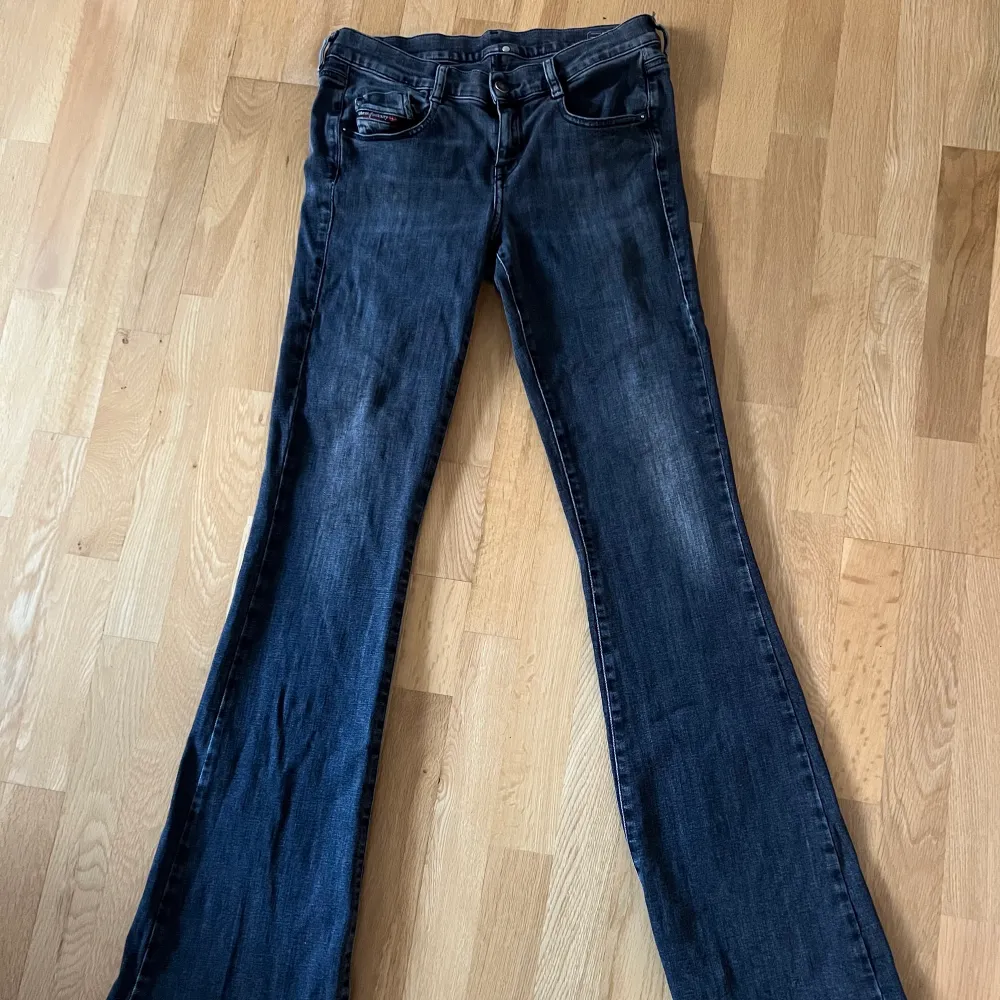 Säljer mina jättefina svarta/gråa lågmidjade dieseljeans i modellen D-ebbey i storlek W28 L34 som tyvärr är lite för stora för mig. Använda många gånger men i väldigt fint skick. Buda från 300 kr💕. Jeans & Byxor.