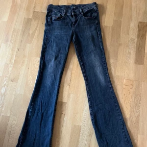 Lågmidjade Dieseljeans W28 L34 - Säljer mina jättefina svarta/gråa lågmidjade dieseljeans i modellen D-ebbey i storlek W28 L34 som tyvärr är lite för stora för mig. Använda många gånger men i väldigt fint skick. Buda från 300 kr💕