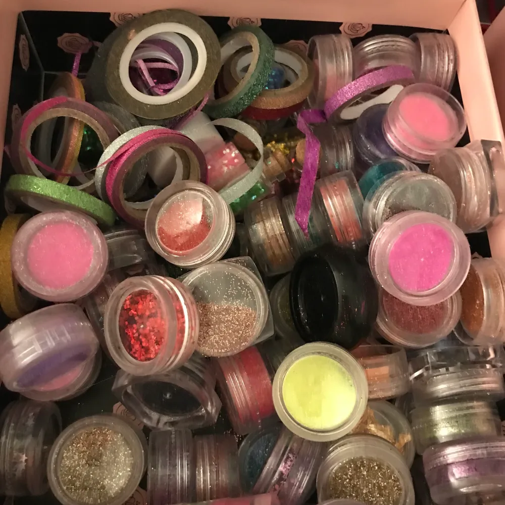 Massor av saker till gelenaglar!  2 el filar, 2 uv lamor, geler och olika färger tex svart, vit, rosa, blå och röd, MASSOR av glitter och derkorationer, samt nagelfilar och penslar, mycket tippar och mallar också. Skriv vid frågor!💕. Övrigt.