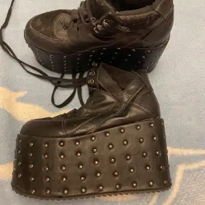 Är så fruktansvärt kär i dessa skor men då de inte använts på 4 år så är det dags att skiljas från dem. Lite slitage vid hälen samt att några nitar lossnat.  Köptes för 1800. De väger en del så var beredd på att frakten kan kosta en del!