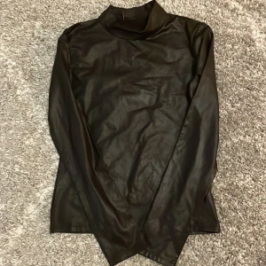 Ginatricot långärmad tröja  - Långärmad tröja med skinnimitation i bra skick från Ginatricot i strl xs 