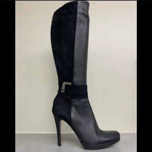 Albano Boots Svart Dam - Svarta Albano stövlar i skinn. Storlek 38. Nypris 2000kr. Mycket fint skick, ej använda mycket. Stövlarna har förvarats i plastpåsar som sista bilden visar och med skydd inuti som gör att skorna har bibehållit sin form mycket bra.