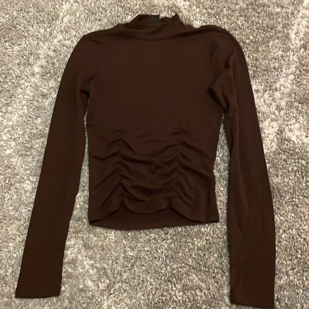 En långärmad brun tröja i storlek xs från Gina Tricot . Tröjor & Koftor.
