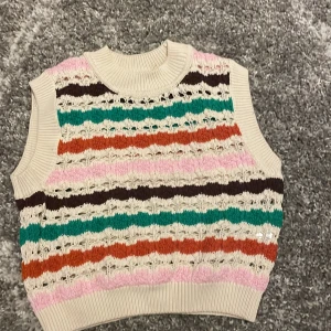 Ginatricot stickad väst - En stickad väst från Gina Tricot. Oanvänd i strl xs. 