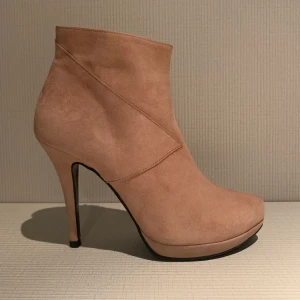 Rizzo ankelstövletter - Gammalrosa ankelstövletter från Rizzo i mocka. Storlek 38. Nypris 2000kr. Använda två gånger. Mycket bra skick.