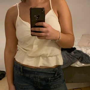 Beige topp - Jätte fint linne i kräm färg med lite volang. Lite tjockare tyg. Står att den e Xl från Gina trico men skulle lätt säga M-L!
