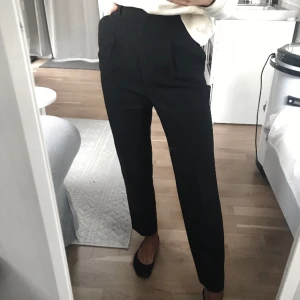 H&M - Loose Slacks 34 - Loose kostymbyxor i tunnt typ med väldigt hög midja. Inköpspris 449kr, säljs för 150kr. Supersnygga men tyvärr lite för stora i midjan för mig, därav aldrig använda. 100% Polyester 