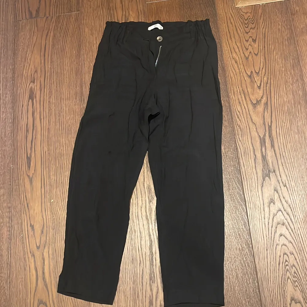 Svarta byxor i mjukt material från Mango, stretch i midjan, storlek M. 80kr+frakt . Jeans & Byxor.