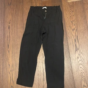 Byxor  - Svarta byxor i mjukt material från Mango, stretch i midjan, storlek M. 80kr+frakt 