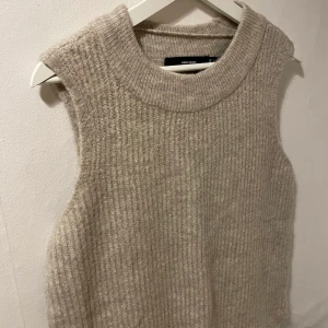 Beige väst🤍 - Säljer min fina väst från Vero Moda. Som ny! Passar stl XS-M. Jätteskönt och fint material🙌🏼