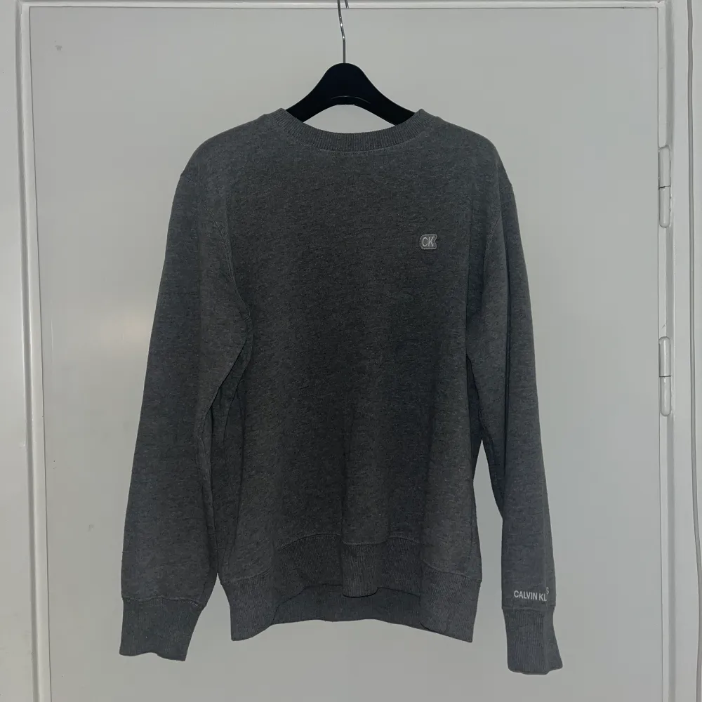 En Calvin Klein sweatshirt i storlek S. Använd och tvättad några gånger men skicket är som nytt. Köparen står för frakt.. Tröjor & Koftor.