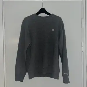 En Calvin Klein sweatshirt i storlek S. Använd och tvättad några gånger men skicket är som nytt. Köparen står för frakt.