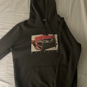 Vintage Hoodie - Vintage Hoodie i storlek L. Säljs för 150kr pga defekt på snöret som syns på sista bilden. Övrigt i mycket gott skick. Priset kan diskuteras. Fraktkostnad tillkommer. Kika i min profil för fler plagg :)