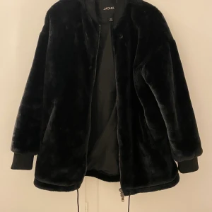 Monki Teddy fluffig jacka  - Svart mysig jacka från Monki i nyskick. Storlek xxs men stor i storlek så passar bra till mig som vanligtvis har S. 