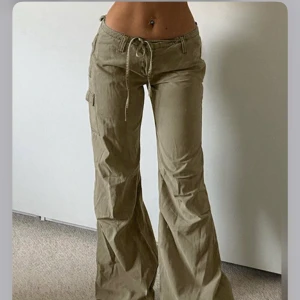 Cargo byxor - Låg midja och helt oanvända byxor från Emmiol. Säljer pga inte min stil