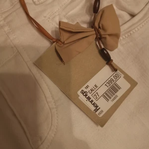 Nya Mos Mosh jeans  - Supersnygga byxor från Kate Moss klädesmärke Mos Mosh Skönt stretchigt jeanstyg På mig som är 166cm så går byxorna till fotknölarna.. 