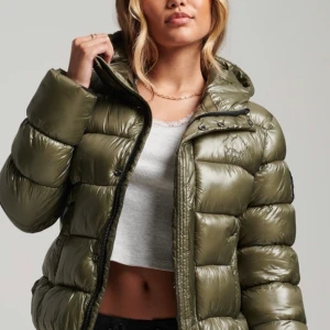 Superdry vinterjacka  - Säljer min jacka från superdry i färgen Dusty Olive,Super fin jacka men tycker inte riktigt den passar mig.  Slut på Zalando i denna storlek. Hel och fin som ny. Kan skickas 69kr spårbart, köpare står för frakt och jag ansvarar INTE för postens slarv.