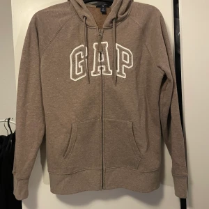 BRUN GAP ZIP-HOODIE - Säljer denna bruna gap hoodie. Den är knappt använd. Storlek L. Sitter superfint.