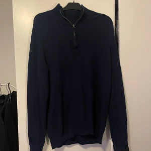 MÖRKBLÅ HALF-ZIP SWEATER - Säljer min mörkblå half-zip sweatshirt i nyskick. Den är knappt använd. Perfekt nu till vintern.