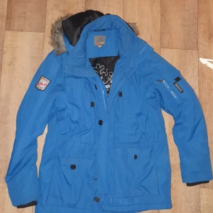 Touch 9 Vinterjacka XL - Touch nine vinterjacka storlek XL i nyskick. Endast använd ett fåtal gånger. 