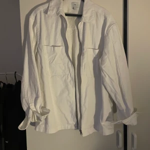 H&m overshirt - Säljer min superfeta vita overshirt från h&m. Den är i nyskick. Säljer pga inte min stil.