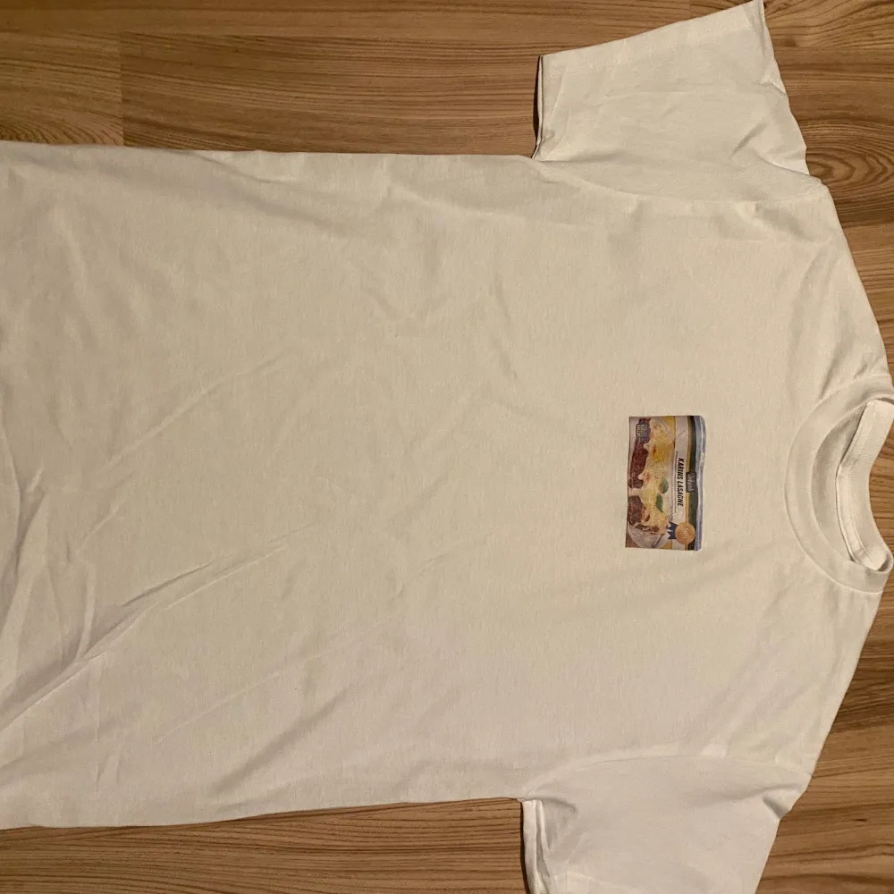 ⚠️FINNS MER I MIN PROFIL!! ⚠️ En Karins lasagne t shirt, finns i storlek S, M och L. Skriv för mer info. Tvätta i 30 grader. . T-shirts.