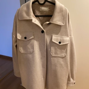 Jacka  - Jacka från Nelly, aldrig använd pga att den är för stor 💕