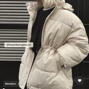 Jacka - Säljer en liknande jacka från Bershka, köpt förra vintern💗 säljer pga att den inte kom till användning så mycket