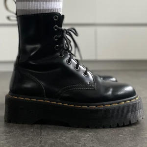 Dr. Martens JADON - Dr. Martens i Jadon stil, svarta. Använda fåtal gånger. DM för fler bilder. Är lite stora i storleken, hade nog passat 40. Finns en liten repa fram på vänster sko, knappt synlig. 