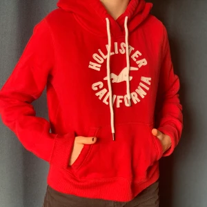 Hoodie  - Röd Hollister Hoodie som inte kommer till användning 🫶 