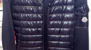 Moncler Cardigan L - Säljer nu min moncler cardigan som knappt är använd och är i utmärkt skick! Taggen i bak har lossnat i ena änden men lätt att fixa! Kvitto finns! 