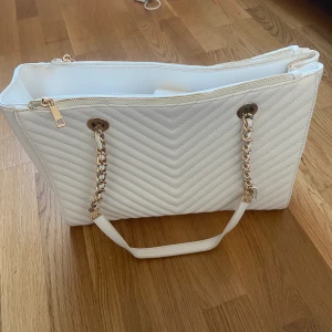 PY väska - Säljer min sparsamt använda Piece if You väska billigt, först till kvarn gäller! 💕 Dator får plats och finns många användbara fack.  