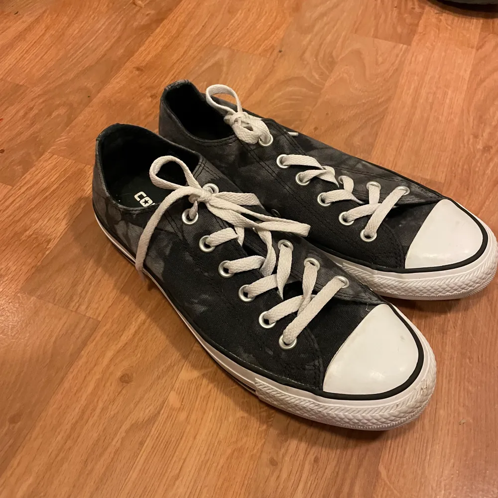 Fina grå/svarta converse i storlek 40. Knappt använda!. Skor.