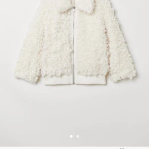 Fuskpäls jacka från h&m - Päls jacka från hm, köpt nyligen använt några gånger. Nyskick på jackan. Populär jacka, slutsåld. Nypris på denna är 699kr säljer för 100kr.
