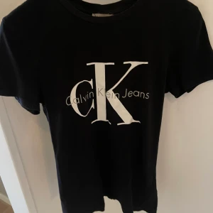Tröja från Calvin Klein - Superfin tröja från Calvin Klein i storlek XS Fint skick! Säljes på grund av gardeobs rensning.